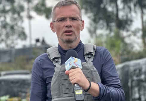 Adelin Petrișor: „Într-o zonă de război, poveștile te caută pe tine”