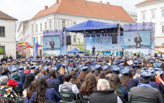 Ceremonia de absolvire a unei noi promoții de absolvenți UVT (P)